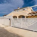 Villa Mit Salzwasserpool, Billard, Tischtennis Und In Strandnaehe